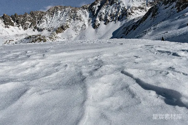 高清摄影 雪山上的足迹