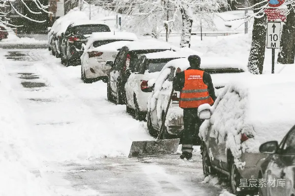 高清摄影 雪后城市街道清洁工