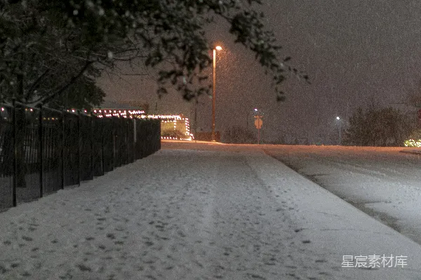 高清摄影 夜雪中的静谧街道