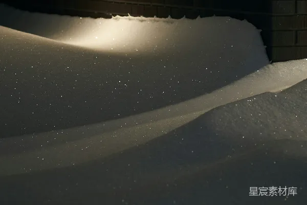 高清摄影 冬日阳光下的雪堆