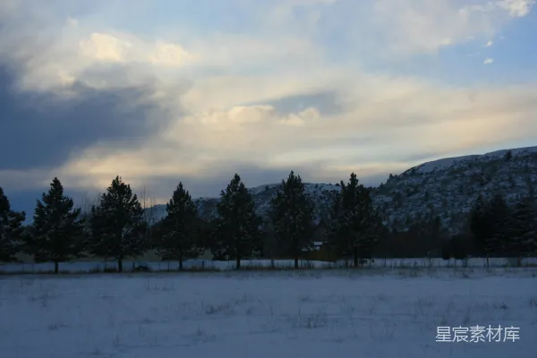 高清摄影 冬日雪景中的宁静山丘
