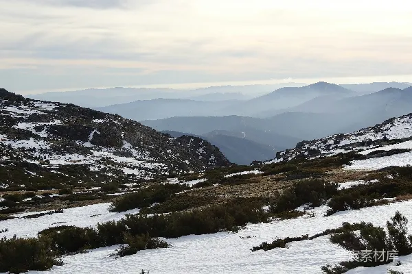 高清摄影 冬季山景：雪地与远山