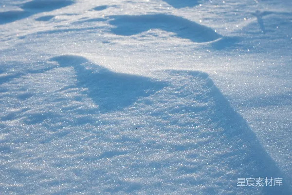 高清摄影 阳光下的雪地痕迹