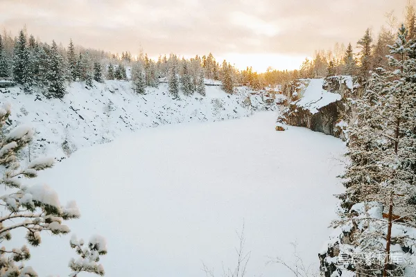高清摄影 冬日雪景中的静谧湖泊