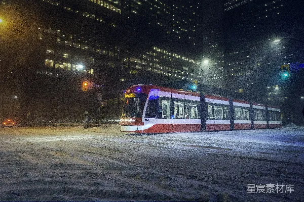 高清摄影 雪夜中的城市电车
