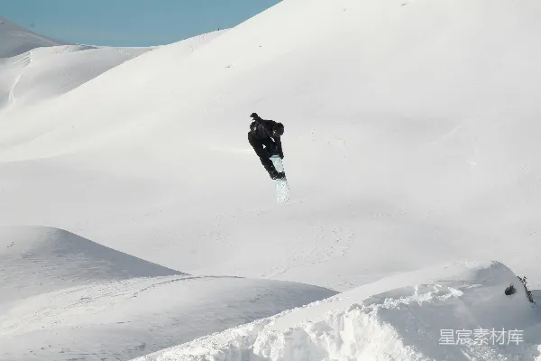 高清摄影 极限滑雪者在雪山上的空中特技