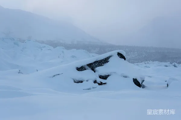高清摄影 雪覆盖的山岩