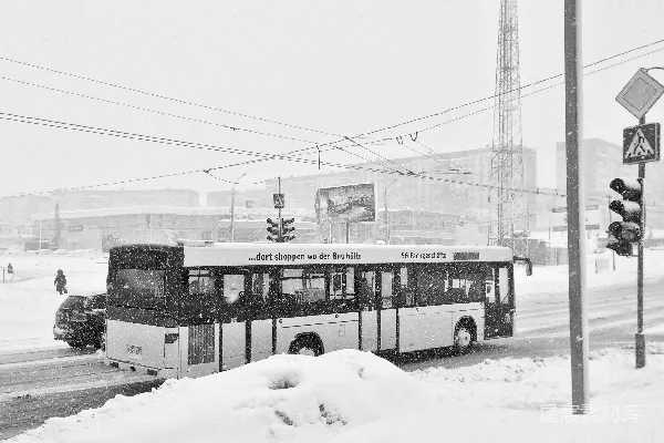 高清摄影 雪中城市公交车