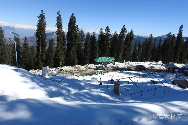 高清摄影 雪山下的冬日风景
