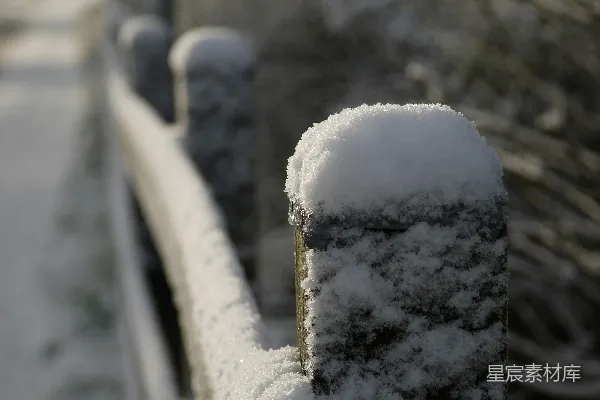 高清摄影 冬日雪景中的木栅栏