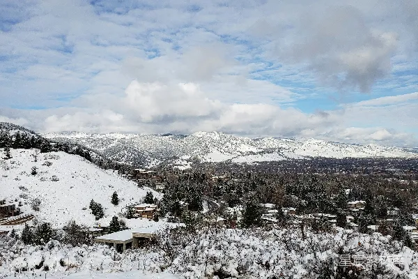 高清摄影 雪后的山丘与小镇