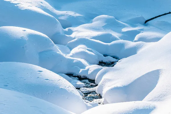 高清摄影 雪地中的小溪
