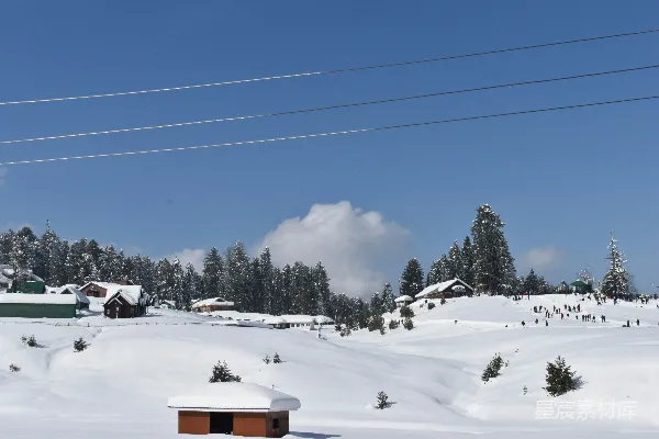 高清摄影 冬日雪景中的小屋与滑雪者