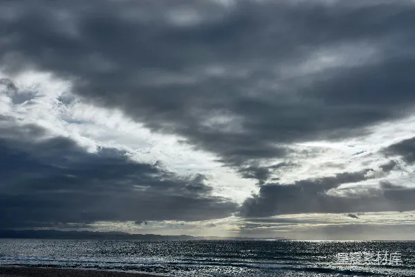 高清摄影 浓重的风暴云覆盖着一片黑暗的海洋和沙滩