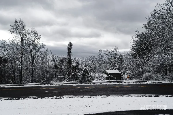 高清摄影 冬日雪景中的乡村小屋