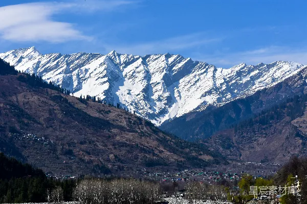 高清摄影 雪山下的小镇