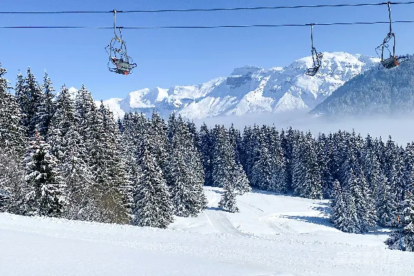 高清摄影 雪域缆车下的宁静山景