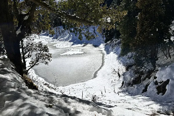高清摄影 冬日湖畔雪景