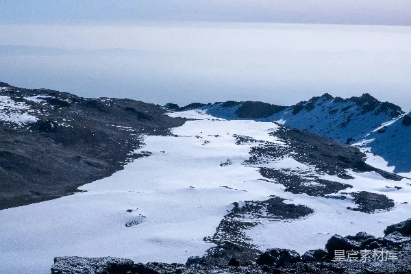 高清摄影 雪山下的冰湖