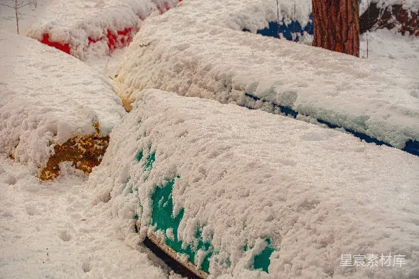 高清摄影 积雪覆盖的汽车