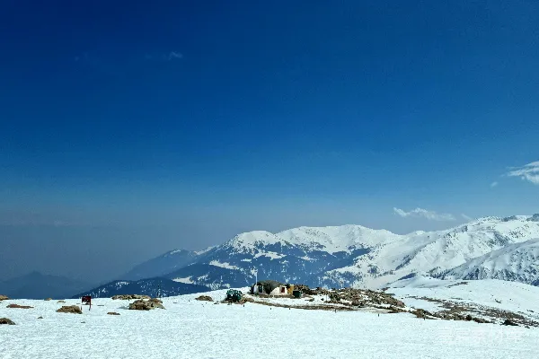 高清摄影 雪山之巅的宁静小屋