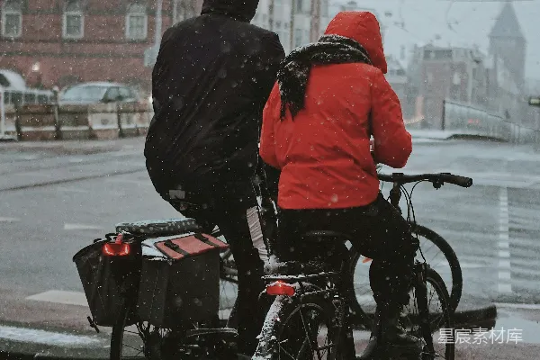 高清摄影 雪中骑行的情侣