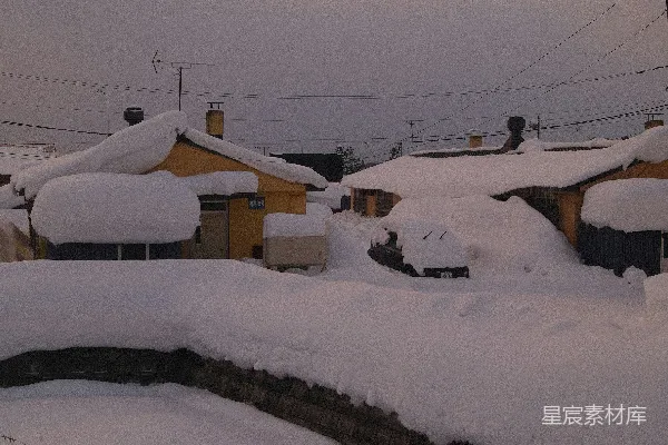 高清摄影 冬日雪景：屋顶上的积雪