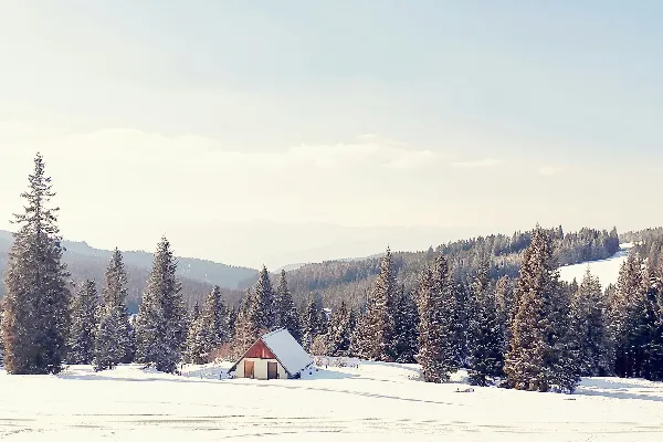 高清摄影 冬日雪景中的小屋