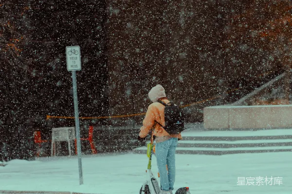 高清摄影 雪中滑板出行