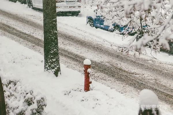 高清摄影 冬日雪景中的红色消防栓