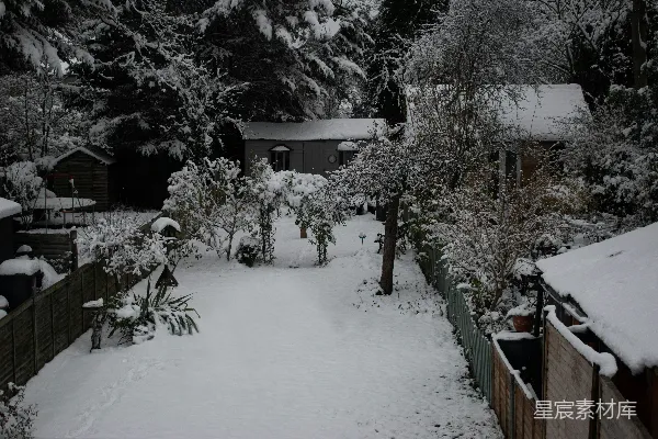 高清摄影 雪景中的花园小屋