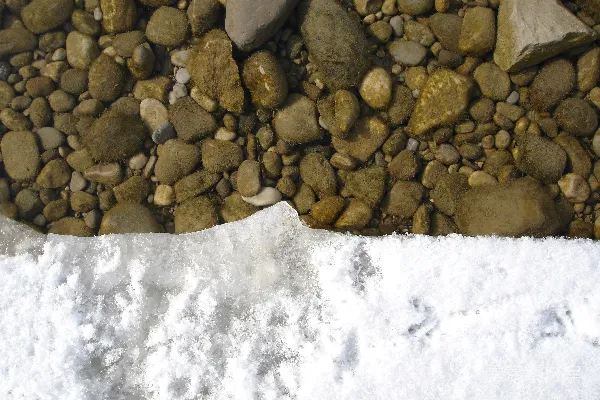 高清摄影 雪与河石