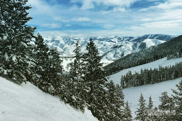高清摄影 冬日雪山下的滑雪乐园