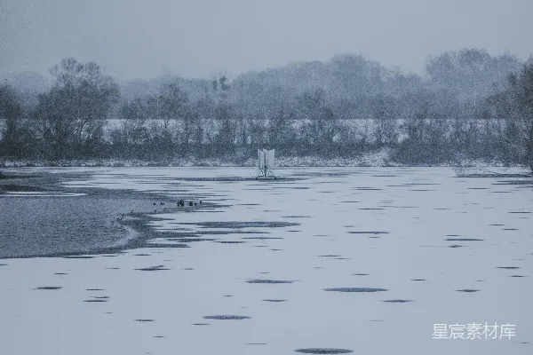 高清摄影 冬日湖面雪景