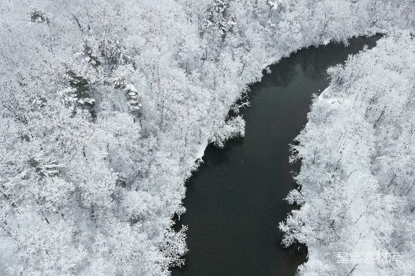 高清摄影 雪后森林与河流的宁静之美