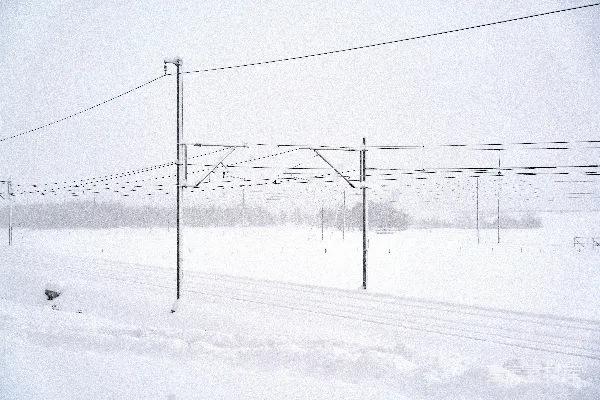 高清摄影 冬日雪景中的电力杆
