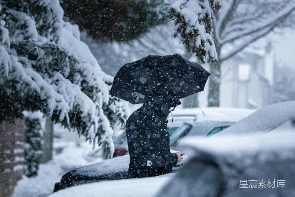 高清摄影 冬日雪景中的孤独身影