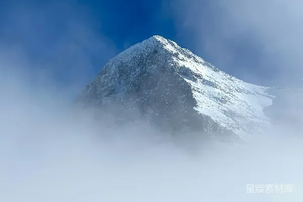 高清摄影 云雾缭绕的雪山