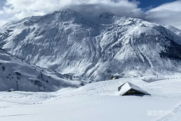 高清摄影 雪地山景：宁静的冬季风景