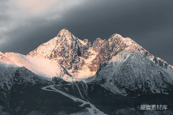 高清摄影 雪山下的宁静与壮丽