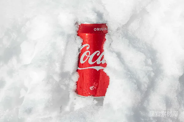 高清摄影 雪中可口可乐