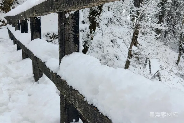 高清摄影 雪覆木栏