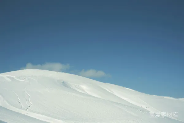 高清摄影 雪原上的宁静山丘
