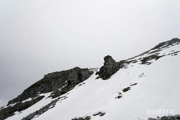 高清摄影 雪中的岩石山景