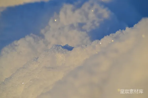 高清摄影 冬日阳光下的雪堆