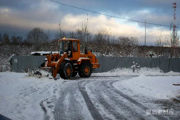 高清摄影 雪后清扫道路的铲车