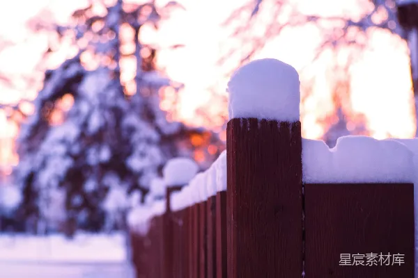 高清摄影 冬日暖阳下的雪地围栏