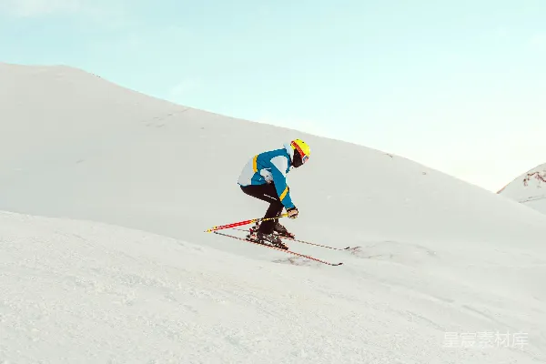 高清摄影 滑雪者在雪山上疾驰