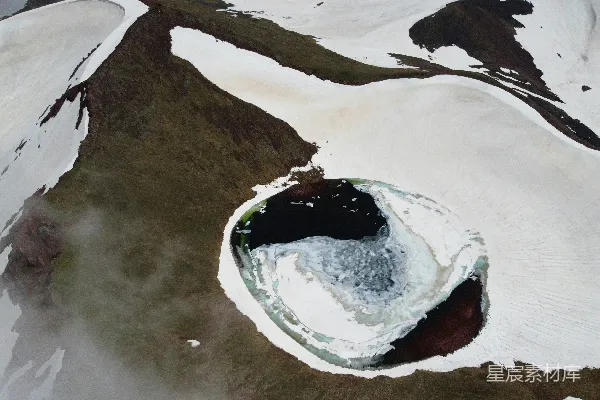 高清摄影 雪地中的神秘湖