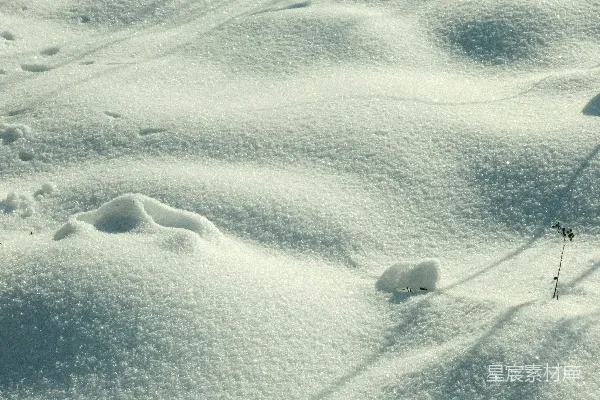 高清摄影 冬日雪景：阳光下的自然纹理